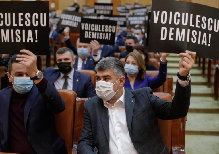 Social-democrații protestează în Parlament și cer demisia lui Voiculescu. PSD depune săptămâna viitoare o moţiune simplă împotriva ministrului (Foto)