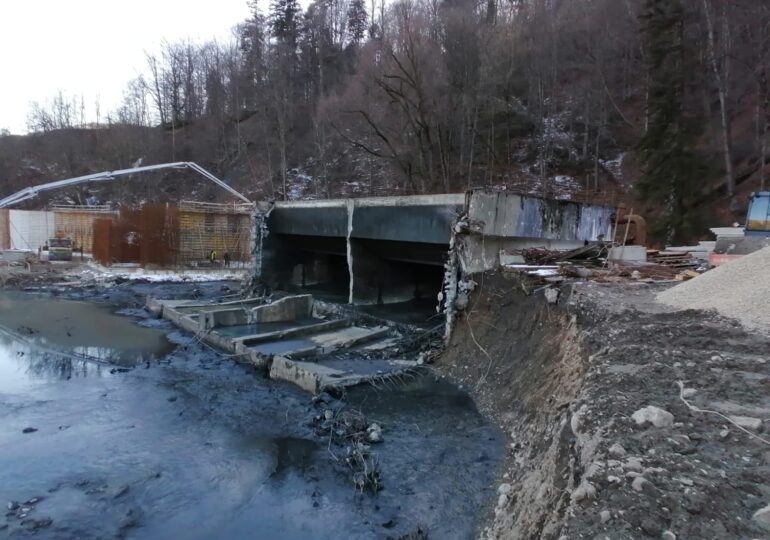 Poluare pe râul Prahova: Ape uzate s-au scurs dintr-o staţie de epurare după ce un perete s-a prăbuşit