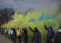 Protest la Guvern cu fumigene colorate: Sectorul public nu este împărţit în şmecheri şi fraieri (Foto&Video)