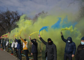 Protest la Guvern cu fumigene colorate: Sectorul public nu este împărţit în şmecheri şi fraieri (Foto&Video)