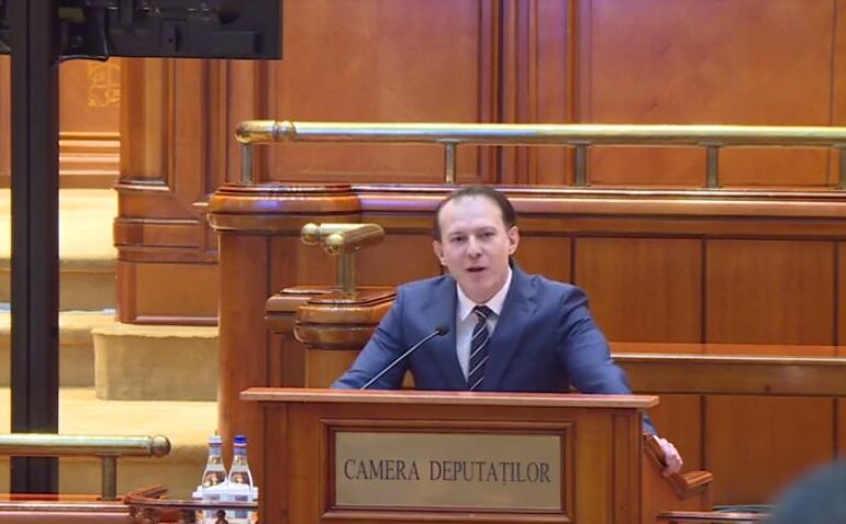 Scandal în Parlament la ”Ora prim-ministrului”. Discursul lui Cîțu a fost întrerupt de social democrați care au venit cu pancarte și au huiduit (Foto)