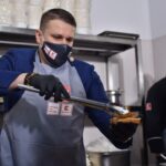 Kaufland deschide o cantină socială pentru familii cu venituri mici și persoane fără adăpost