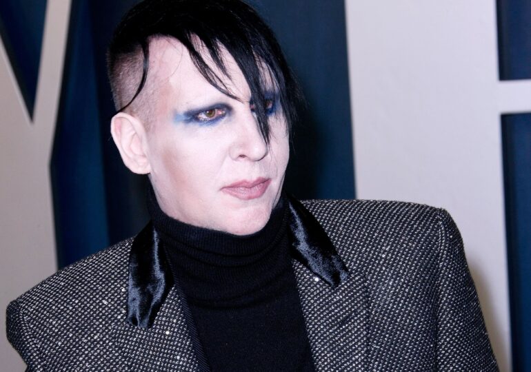 Acuzat de hărţuire şi viol de mai multe femei, cântărețul Marilyn Manson a fost abandonat de casa sa de discuri