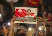 Mii de persoane au protestat în Myanmar, în ciuda cenzurii şi arestărilor: Jos dictatura! Eliberaţi-o pe Mama Suu!