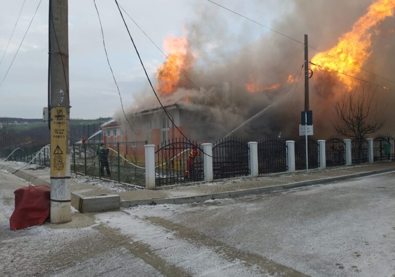 Un incendiu puternic a distrus o școală din Vaslui (Video&Foto)