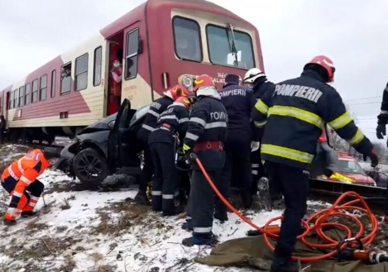 O mașină a fost lovită de tren la Iași: Doi oameni au murit pe loc