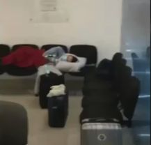 Coșmar pentru zeci de români deportaţi din Cancun: Familii despărţite pe aeroport şi urcate sub pază în avioane diferite. MAE acuză comportamentul autorităților mexicane