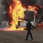 Un autobuz plin cu pasageri a luat foc în Galați