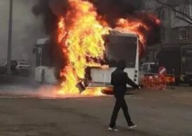 Un autobuz plin cu pasageri a luat foc în Galați