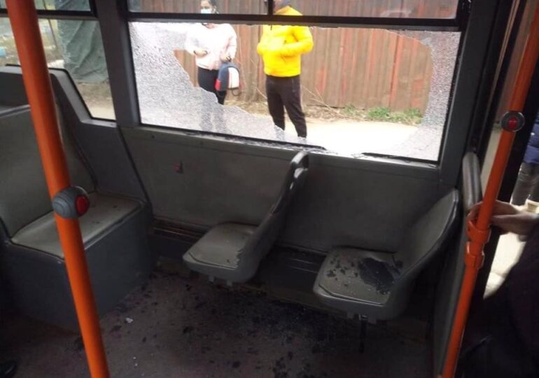 Geamul unui autobuz din București s-a făcut țăndări și a căzut peste călători. STB spune că nu știe de ce
