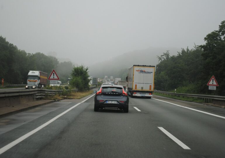 Cozi de kilometri pe autostrăzile din Cehia la graniţa cu Germania, din cauza noilor restricţii