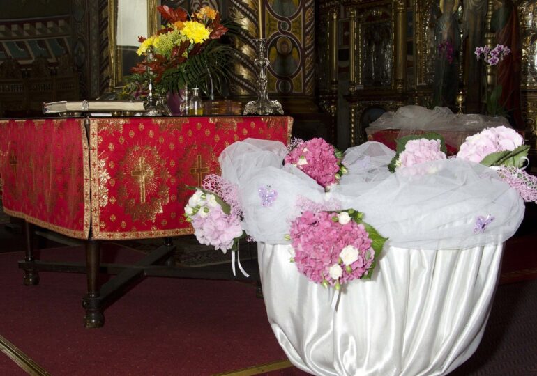Un preot confirmat cu Covid a ținut slujba de duminică, două botezuri și o înmormântare