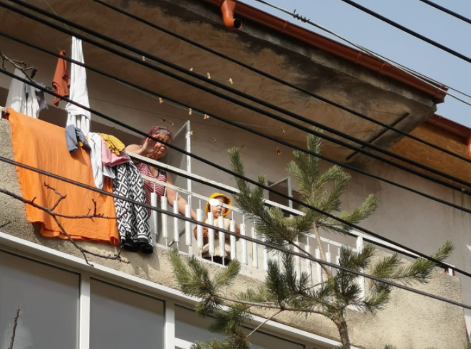 Un copil de 3 ani și-a închis bunica pe balcon. Pompierii au intervenit, iar micuțul a fost încântat și i-a aplaudat (Foto)