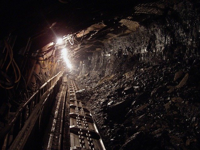 Minerii disponibilizaţi din Complexul Energetic Hunedoara ar putea primi aproape 10.000 de euro de fiecare