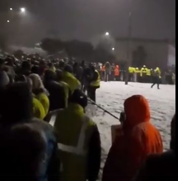 Șoferi români de TIR, blocaţi la graniţa cu Germania: Suntem tratați ca niste animale și lăsați în frig să ne vină rândul la testarea Covid (Video)