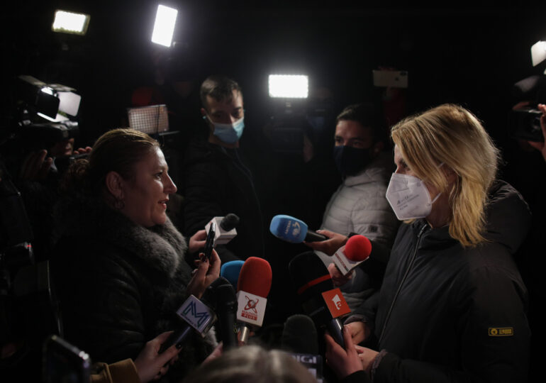 Diana Șoșoacă a forțat intrarea la Spitalul Marius Nasta, amenințând cu dosare penale: În calitate de demnitar am voie să intru absolut peste tot! (Video)