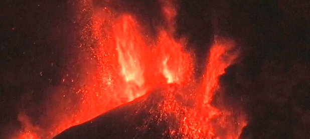 Vulcanul Etna a erupt pentru a şasea oară în ultimele opt zile (Video)