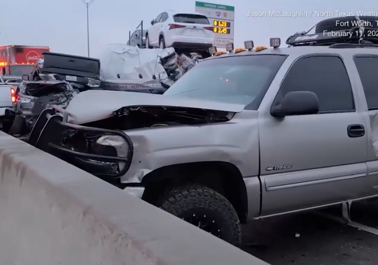 Carambol cu 100 de maşini pe o autostradă îngheţată din SUA: 5 morți și zeci de răniți (Video)