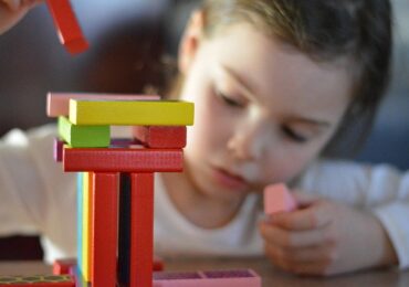 Umplem fiecare minut din vacanța copiilor cu ceva? Nu e o idee bună, plictiseala e benefică