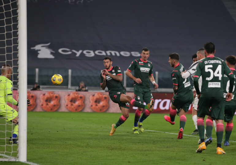 Un copil de mingi a blocat un gol ca și făcut în Algeria (Video)