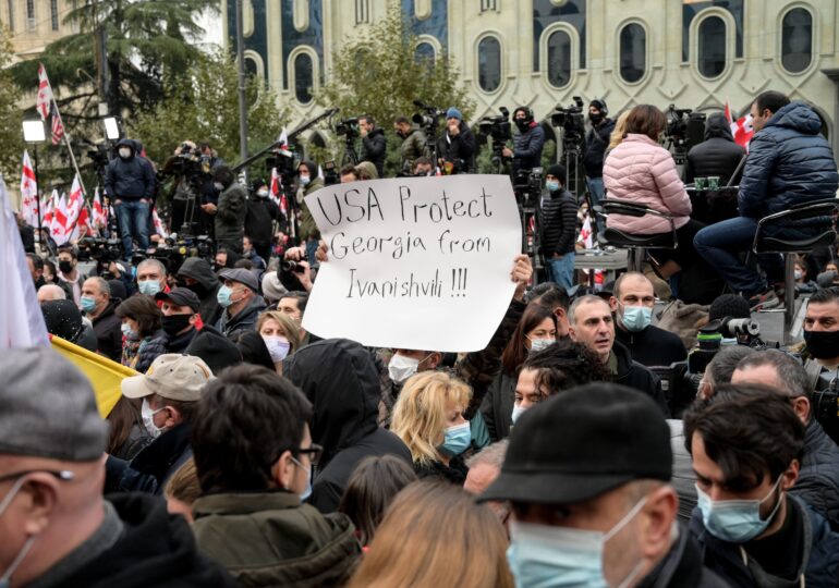Proteste în Georgia: Zeci de persoane au fost lovite și reținute de poliție