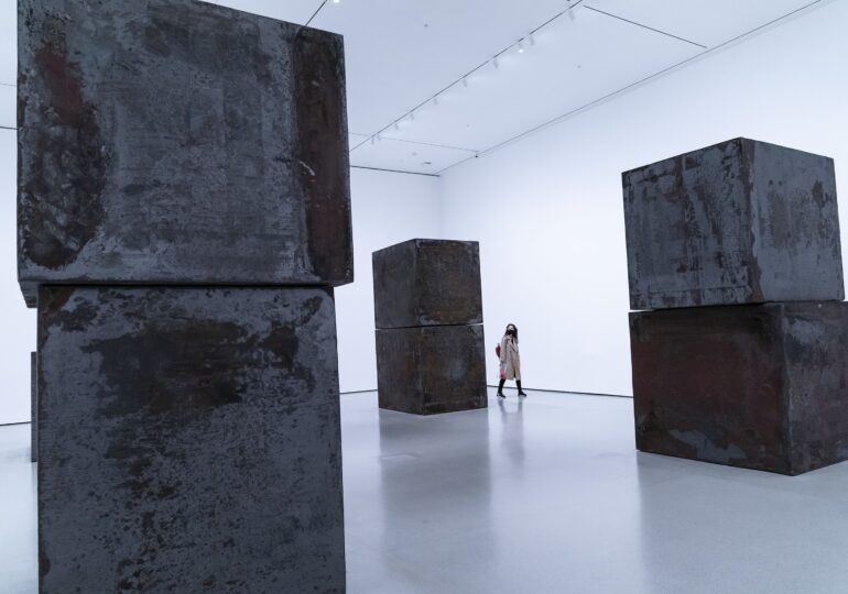 Revoltă la MoMA: Artiștii amenință că își retrag lucrările dacă nu demisionează un director care a făcut bani cu Jeffrey Epstein
