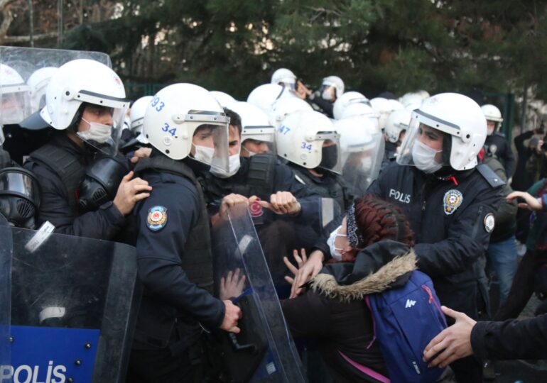 Numirea unui nou rector la una dintre cele mai mari universităţi din Turcia s-a lăsat cu proteste: Aproape 160 de oameni au fost arestați