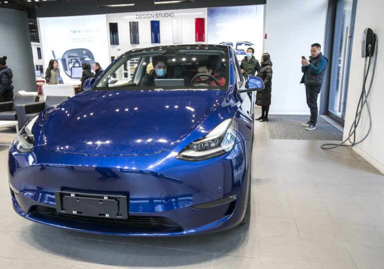 Elon Musk recunoaște că din cauza grabei, unele mașini Tesla au "ceva probleme cu vopseaua"