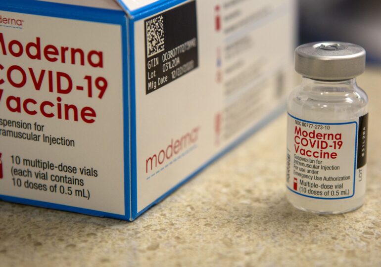 Moderna cere autorizație să umple flacoanele sale cu 15 doze de vaccin, în loc de 10