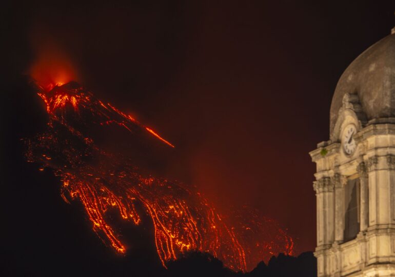 Vulcanul Etna se dezlănțuie: Exploziile de lavă au atins 1.500 de metri înălțime. Cum se explică fenomenul (Foto & Video)
