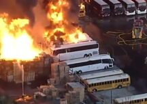 Un incendiu colosal a făcut scrum o zonă industrială dintr-un oraş din California (Video)