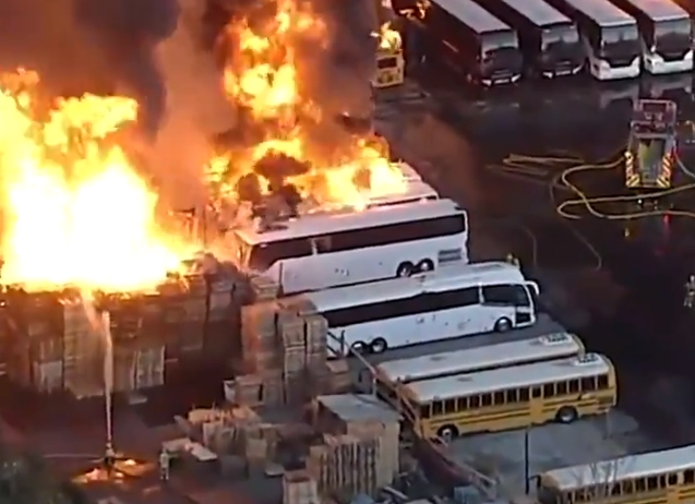 Un incendiu colosal a făcut scrum o zonă industrială dintr-un oraş din California (Video)