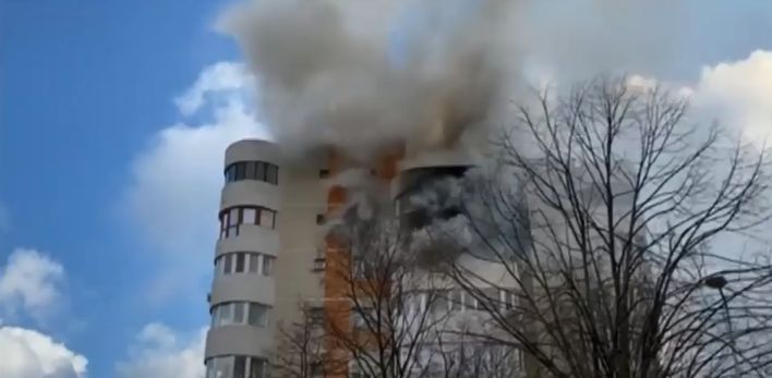 Incendiu puternic într-un bloc din Constanța. <span style="color:#990000;font-size:100%;">UPDATE</span> Anchetă după ce o femeie a murit sărind de la etajul 6 de frica flăcărilor (Video)