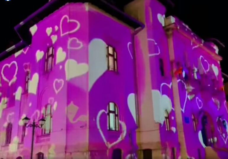 Primăria din Câmpulung e plină de inimioare pentru Valentine's Day. Elena Lasconi spune cât a costat și de unde au venit banii (Video)