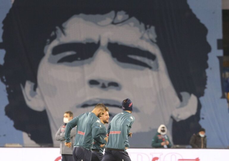 Avocatul lui Maradona susţine că fiicele sale l-au furat şi l-au abandonat