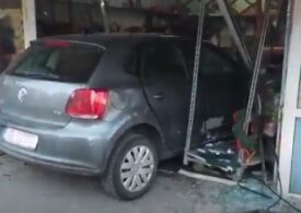 Accident spectaculos la Alba Iulia. Două mașini s-au ciocnit. Una a intrat intr-o florărie după ce a luat o femeie pe capotă  (Video)