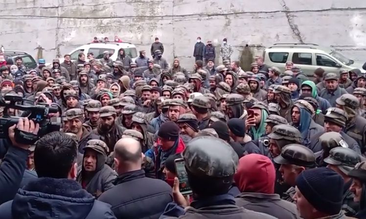 Minerii din Valea Jiului continuă protestele. Mii de apartamente din Deva și instituții publice au rămas fără căldură (Video)