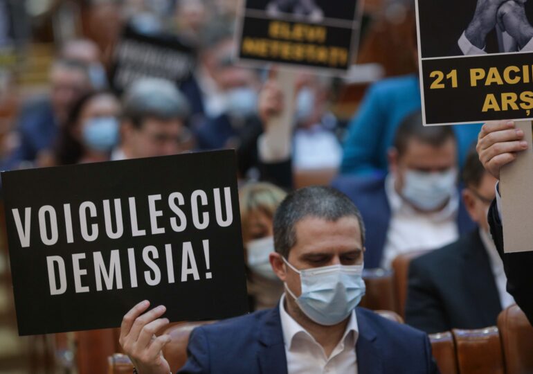 PSD se grăbește cu moțiunea împotriva lui Voiculescu, ”să aibă Cîțu motiv de remaniere”. Parlamentarii AUR n-au mai avut răbdare și i-au cerut în stradă demisia