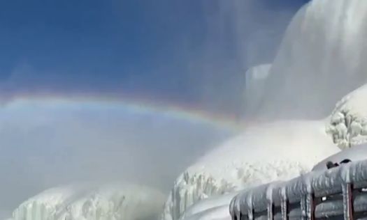 Spectacol natural oferit de cascada Niagara înghețată (Foto&Video)