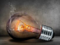 Energia electrică va fi cu 22% mai scumpă în această toamnă față de anul trecut – analiză AEI