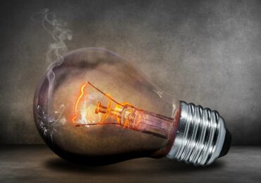 Energia electrică va fi cu 22% mai scumpă în această toamnă față de anul trecut - analiză AEI
