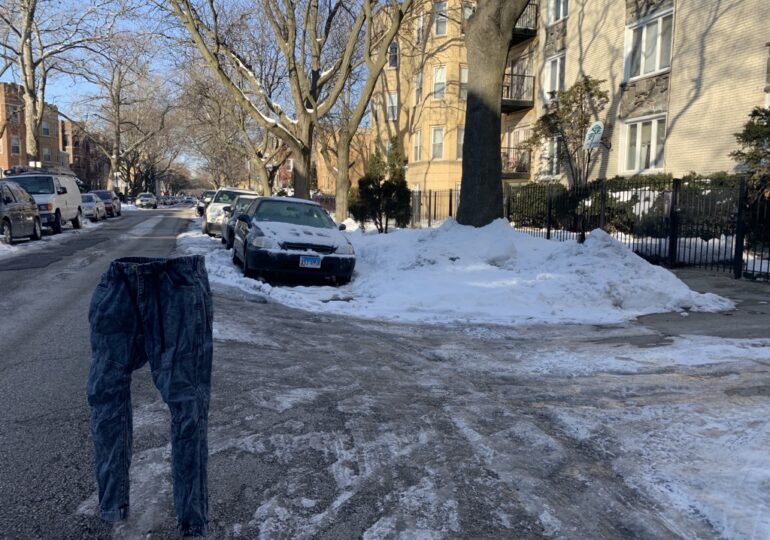 Viralul zilei: Un american își îngheață pantalonii şi îi pune să-i păzească locul de parcare (Video&Foto)