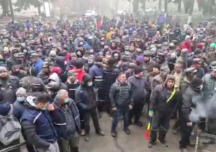 Sute de mineri din Valea Jiului protestează în stradă: Azi în Hunedoara, mâine în toată ţara! (Video)