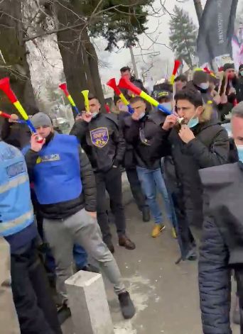 Polițiștii din penitenciare protestează la Cotroceni şi amenință cu plângere penală împotriva jandarmilor: "Asta e dictatura lui Iohannis, dictatura lui Cîțu!" (Foto & Video)
