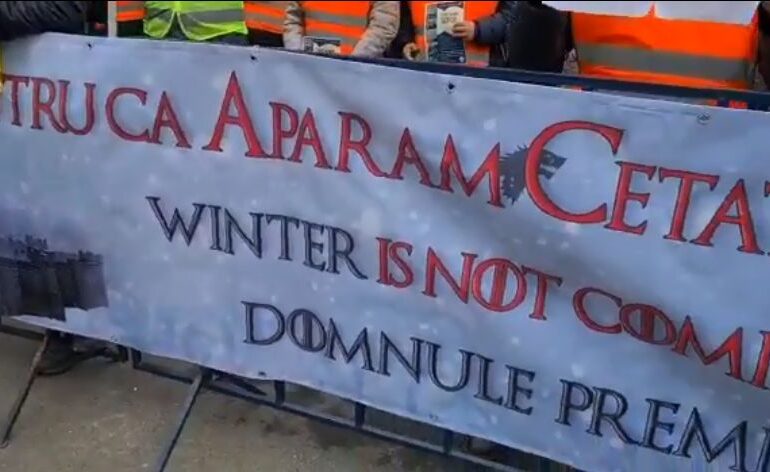 Protest în fața Ministerului Muncii: Pentru că apărăm cetatea, winter is not coming, domnule premier! (Video)