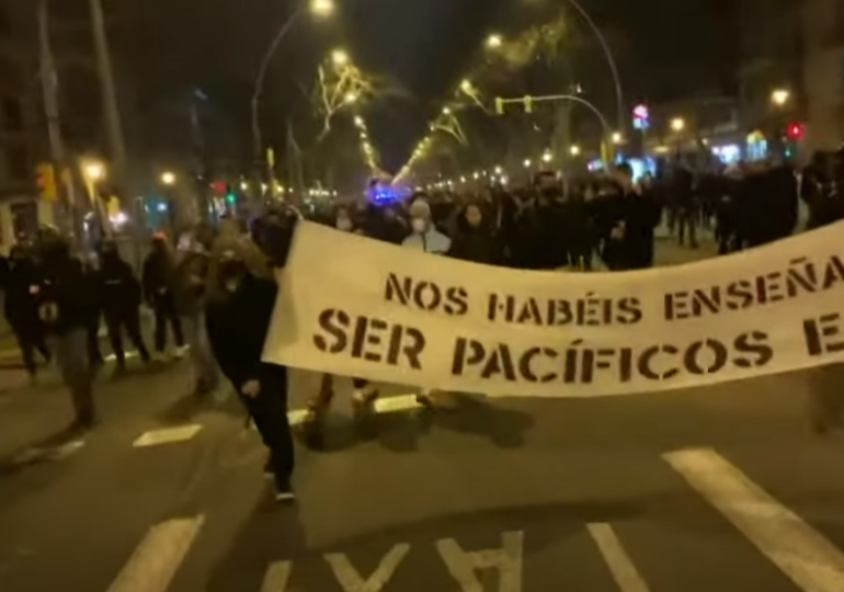 A şaptea noapte de proteste la Barcelona după arestarea unui rapper (Video)