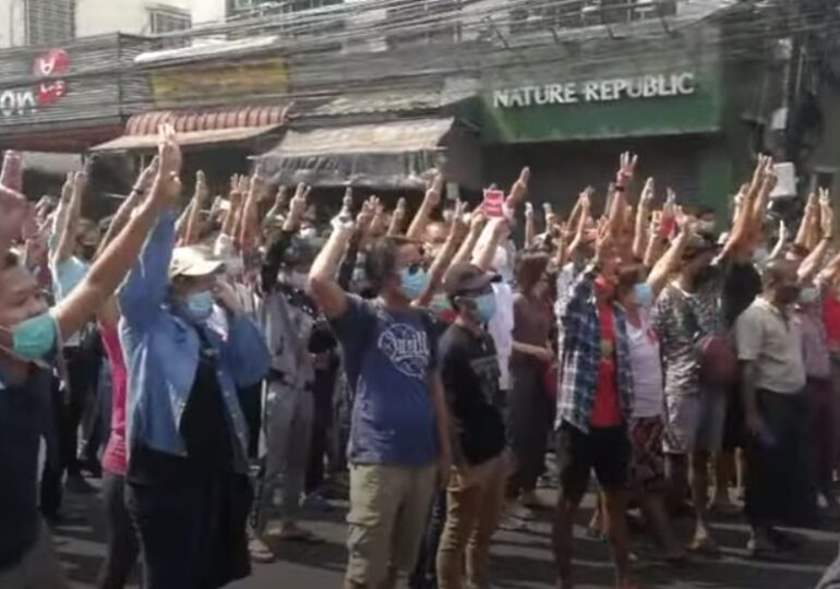 Legea marţială a fost instituită în unele oraşe din Myanmar, pentru oprirea protestelor faţă de lovitura de stat