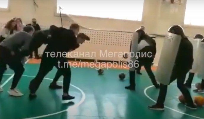Elevii din Rusia sunt învățați de jandarmi cum să intimideze și să aresteze protestatari (Video)