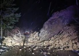 Circulaţia pe DN10, în zona Siriu, este blocată din cauza unei alunecări masive de teren (Galerie foto)