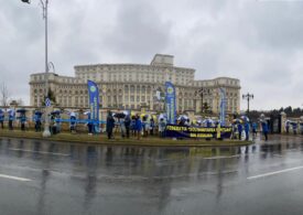 Sindicaliştii au ieşit din nou în stradă, în ciuda ploii: Proteste în faţa Parlamentului şi Ministerului Muncii (Foto&Video)